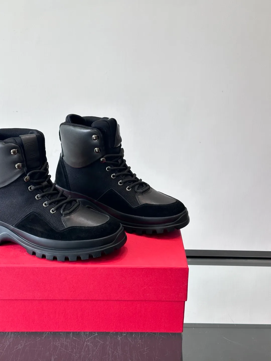 Men's shoes 💰960 Ferragamo's thick-soled lace-up short boots are made of suede + fabric splicing. They have a delicate texture and are breathable. The black rubber thick soles are wear-resistant and have strong traction. They can be worn every day outdoors! The shoelaces are super vibrant and the metal fastener details are perfect. The boot shaft is adjustable, comfortable and stable to wear. It goes well with workwear style or casual style in autumn and winter. It is warm and fashionable. It is suitable for outdoor activities or daily commuting! size: 39-44 (customized at 38.45.46)